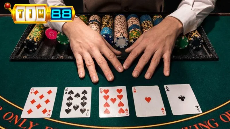 Cả người chơi và dealer đều có quyền rút thêm bài trong cách chơi Xì Dách